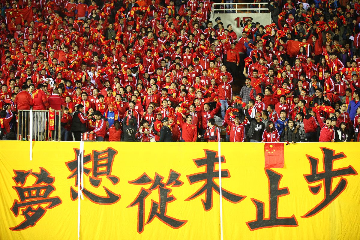 精彩比赛中球员表现出勇敢精神