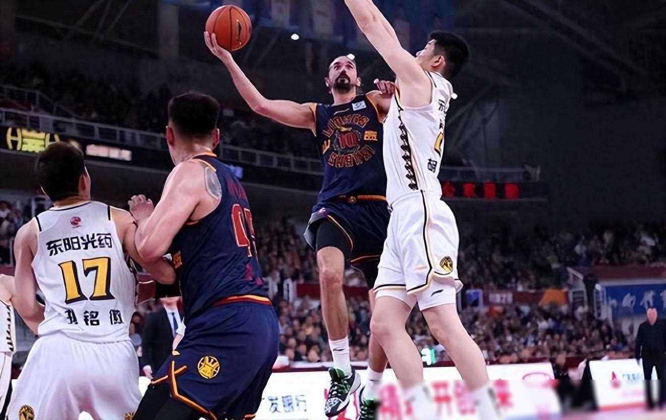 B体育体育链接-波兰中锋梅开二度，帮助球队逆袭