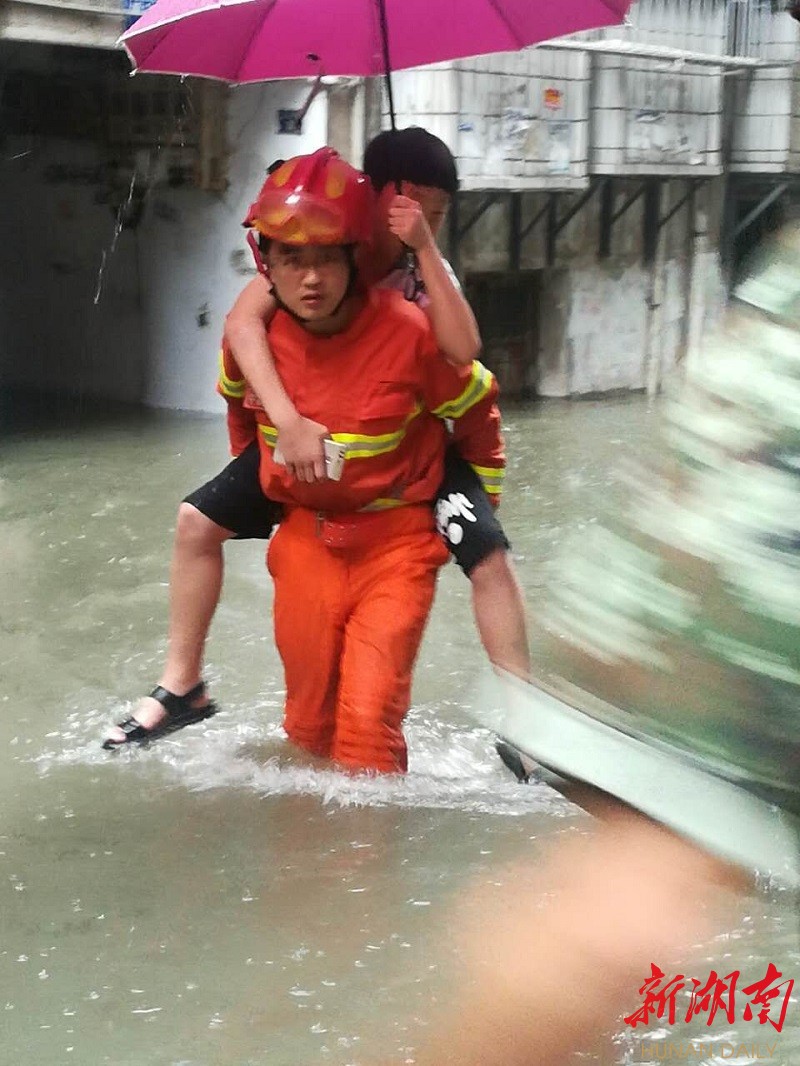 B体育体育网址-包含暴风雨袭击球场，球队奋力抗敌取胜的词条