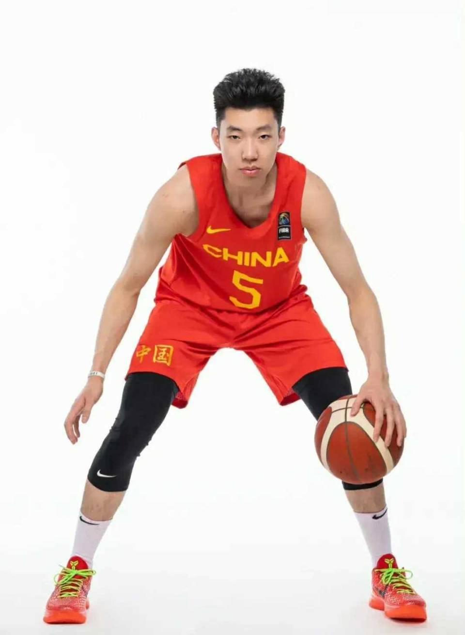 B体育体育电竞-福建男篮崭露头角，备战季后赛
