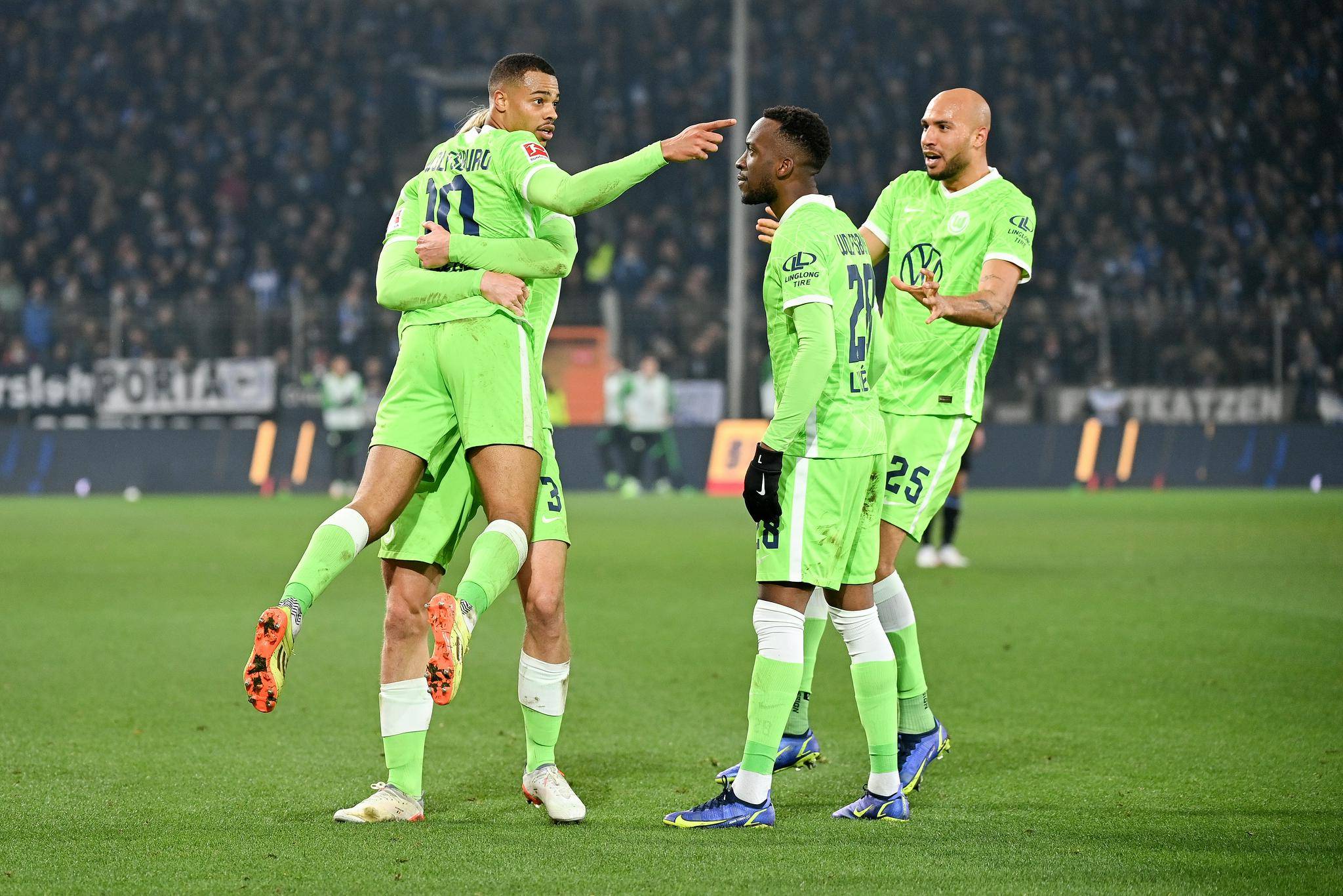 美因茨球员为了在德甲比赛中取得胜利而努力