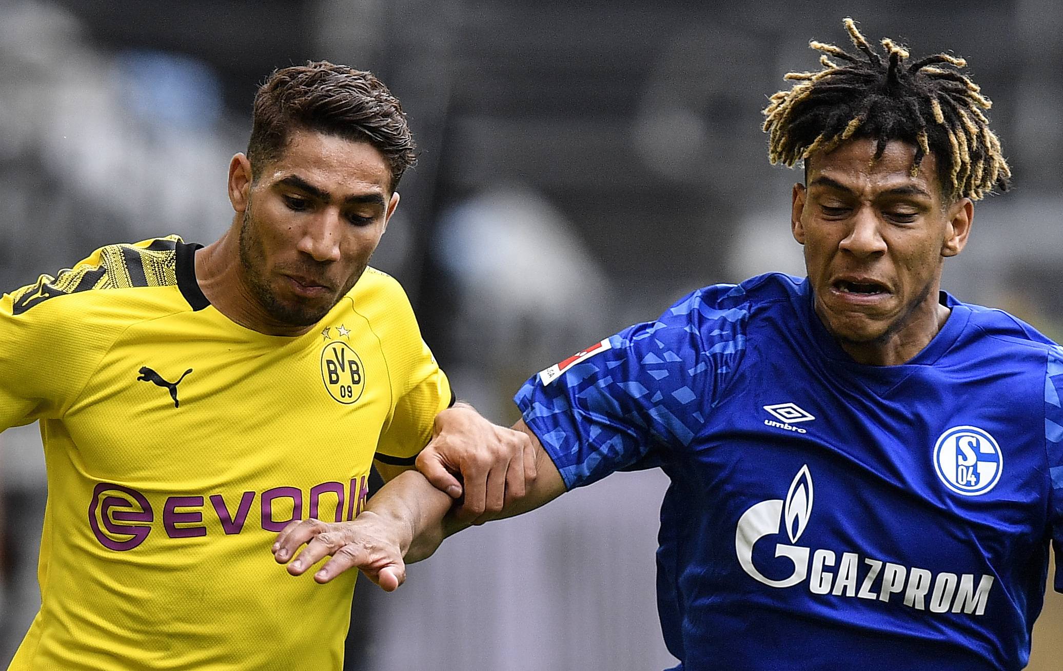 沙尔克球员互相鼓励，共同前行