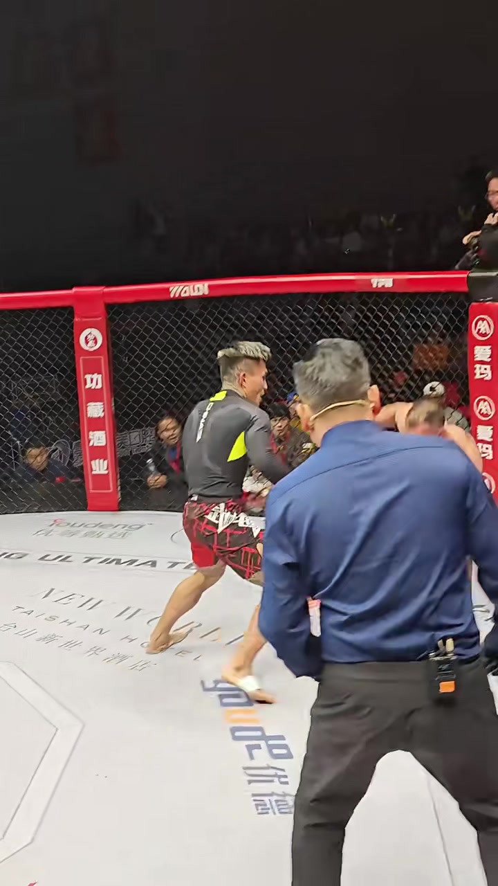 伊朗击剑选手连胜对手，晋级八强