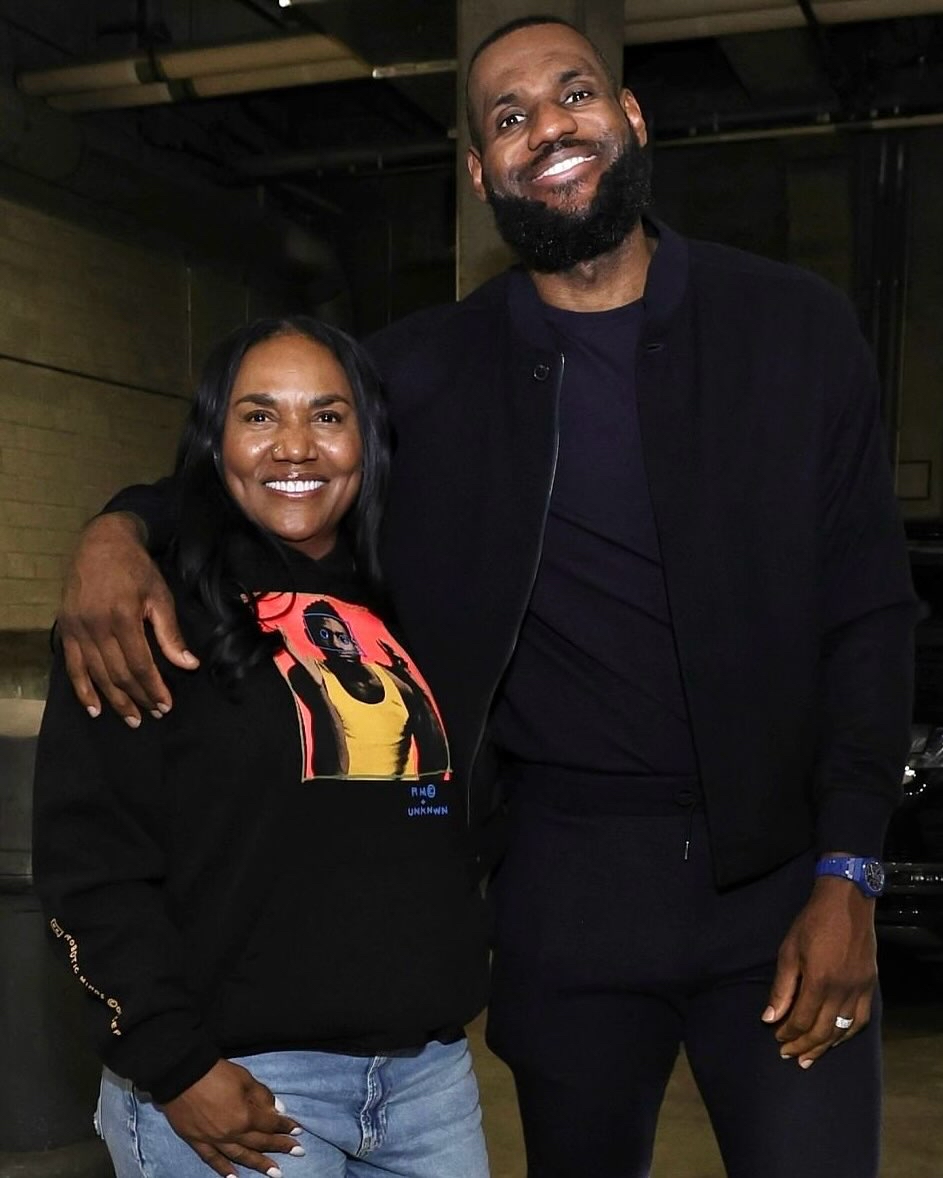 B体育体育入口-詹姆斯与家人度假迎接休赛期，享受时光和亲情的简单介绍