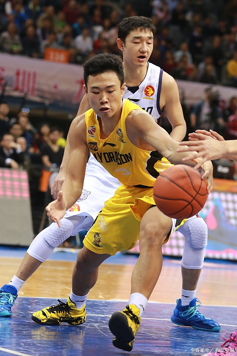 瞩目比赛中球员表现抢眼，展现出色实力