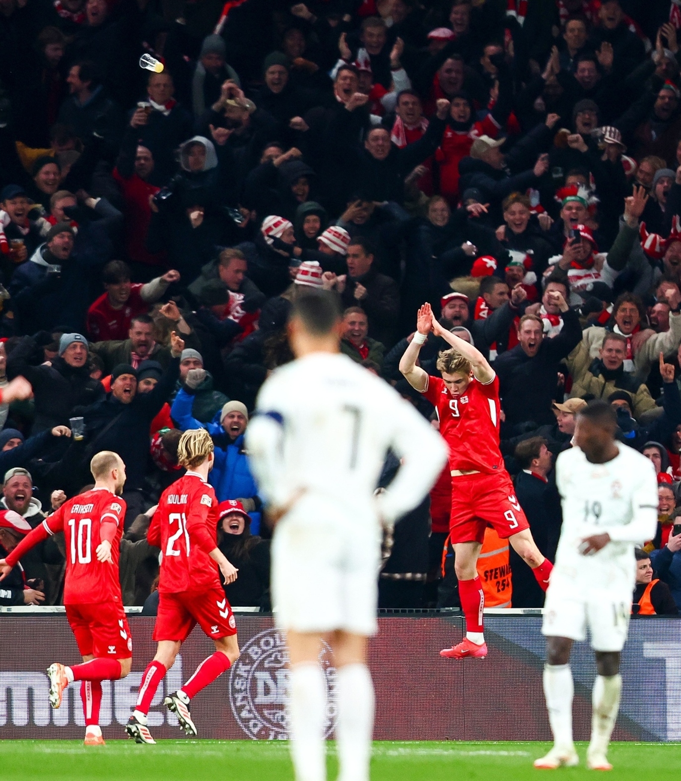 B体育体育官网-欧国联赛胜负悬念未解，球迷热情高涨的简单介绍