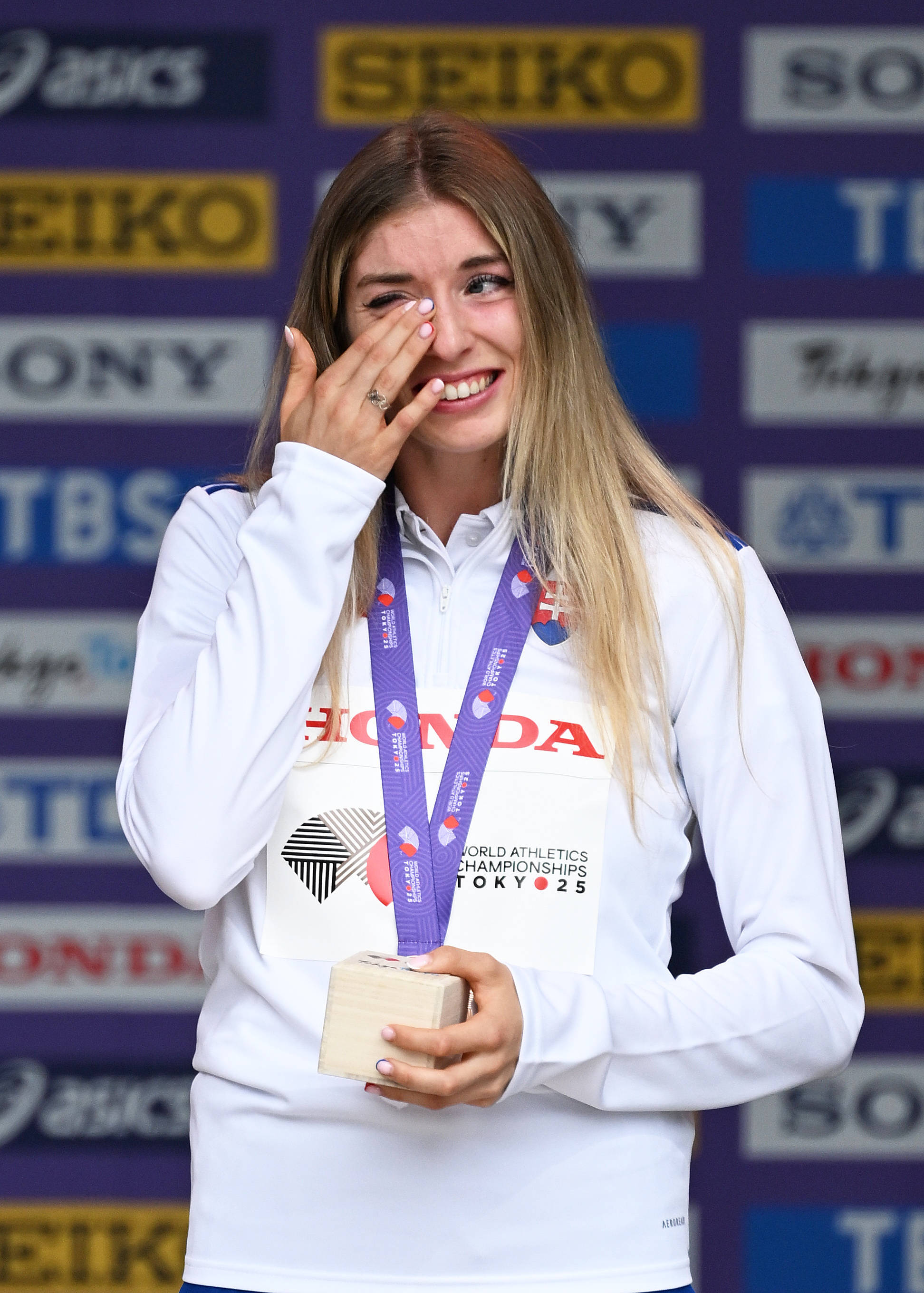 荷兰田径选手实力擒获冠军，表现出色